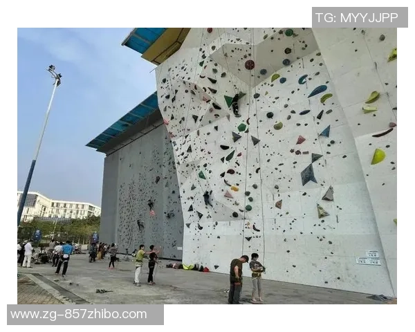 广州攀岩队在极限运动会中以61分稳居积分榜首位